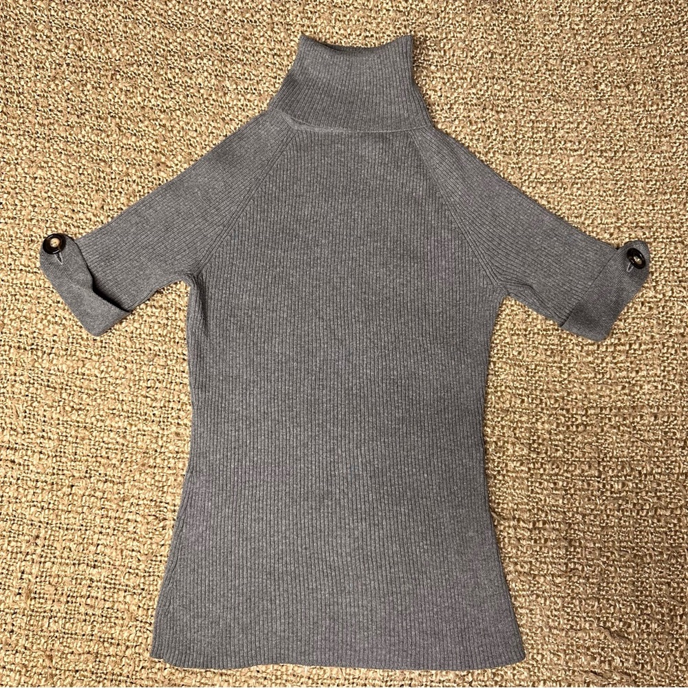 MODA International Women’s Size Medium Grey Knit T-Shirt with Botton Detail